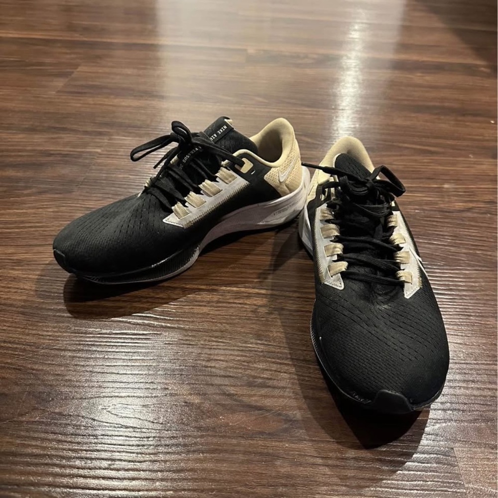 Nike Men's Black and Cream Athletic Shoes